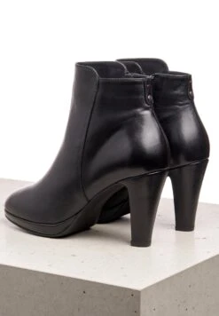 Lloyd Enkellaarsjes Met Hoge Hak - Schwarz 10 Lloyd Enkellaarsjes Met Hoge Hak - Schwarz -Lloyd Mode Schoenenwinkel 6a00285aeb944ae5b008ce57209a07f9